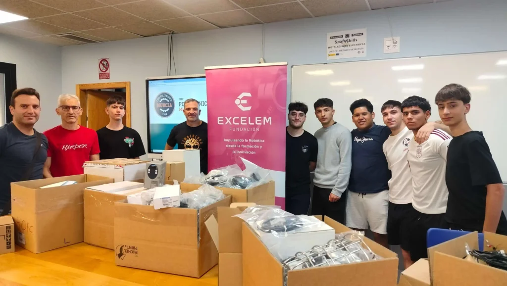 Alumnado de FP en el aula taller con el nuevo equipamiento industrial e informático aportado por Sistein