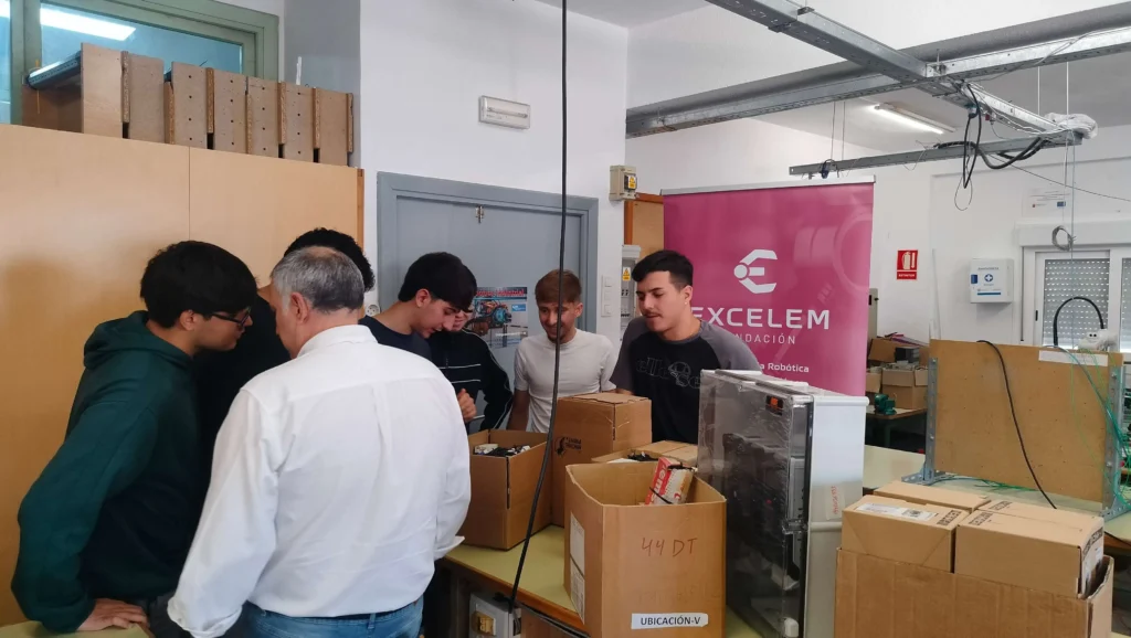 Alumnado de FP en el aula taller con el nuevo equipamiento industrial e informático aportado por Sistein