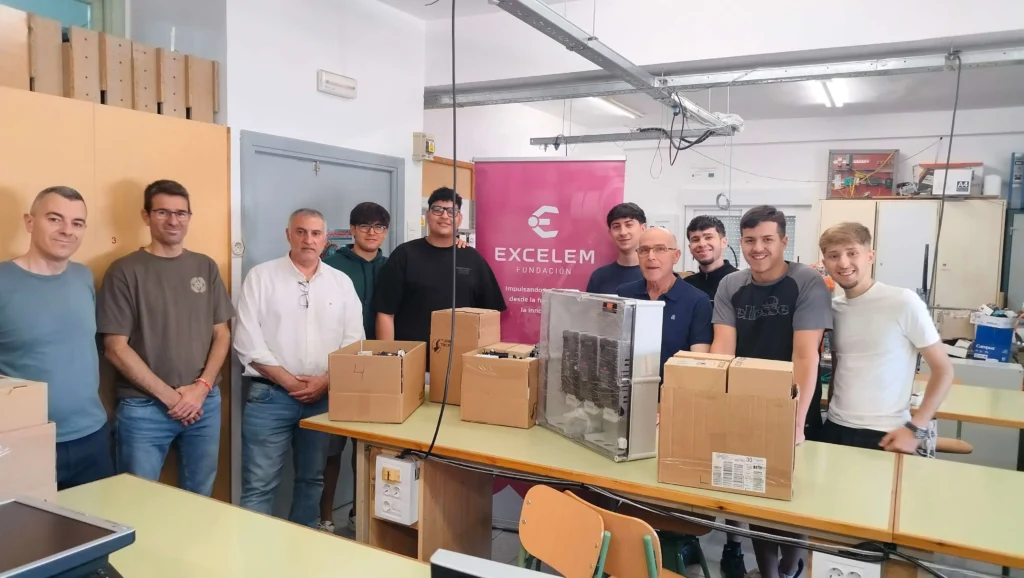 Alumnado de FP en el aula taller con el nuevo equipamiento industrial e informático aportado por Sistein