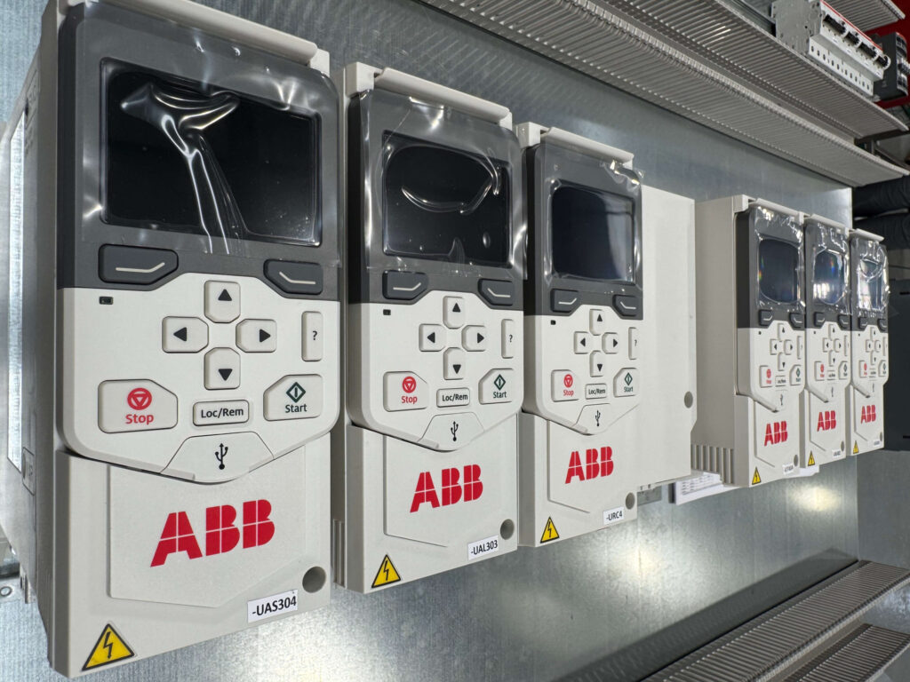 Automatización de planta de alimentación animal con cuadros eléctricos industriales para la producción de pienso.