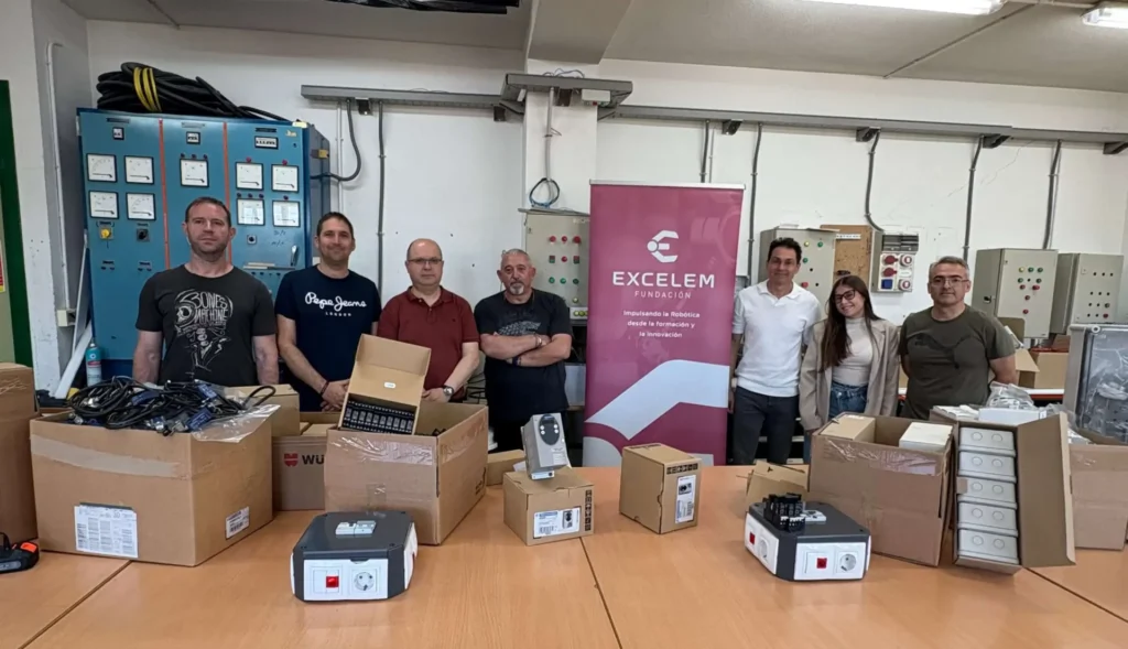 Alumnado de FP en el aula taller con el nuevo equipamiento industrial e informático aportado por Sistein